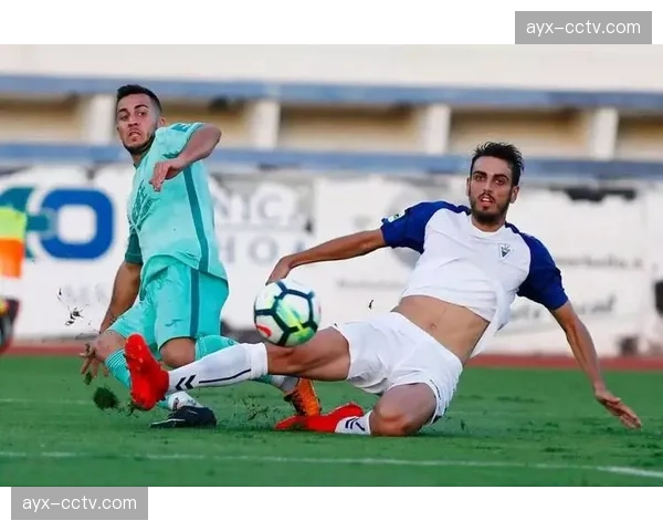 格拉纳达新帅首堂训练课对外开放,逾千名球迷到场支持 格拉纳达新帅首堂训练课对外开放,逾千名球迷到场支持