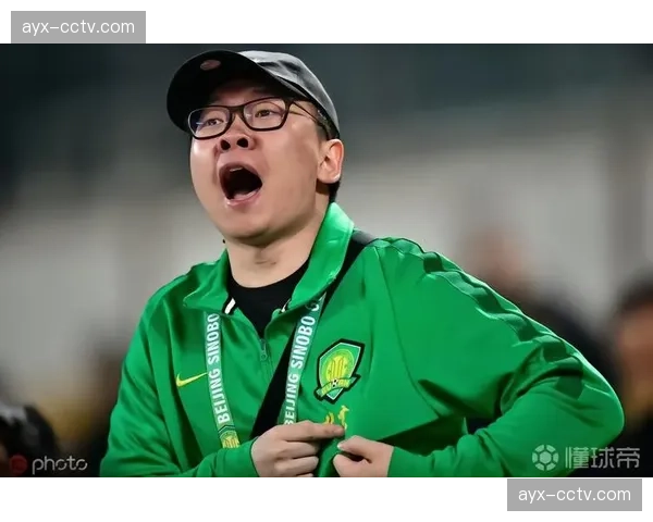 白袜队主场为百岁老球迷举办生日庆典，球员集体为其签名